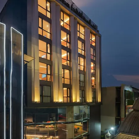 Lumen Bangkok Udomsuk Station Hotel