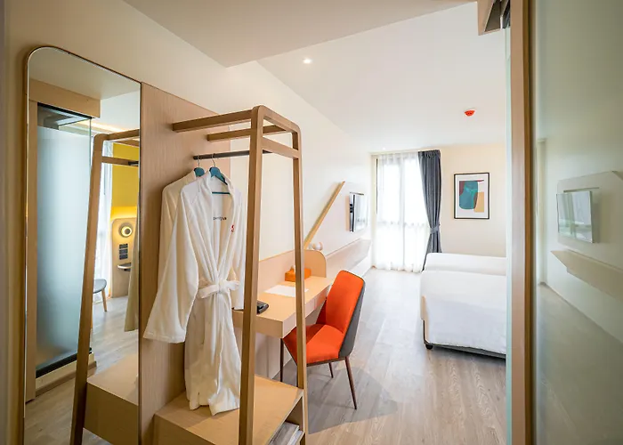 Lumen Udomsuk Station Hotel
